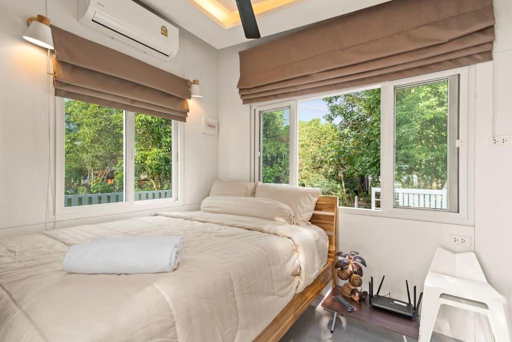Ferienhaus Brand New Beachfront & Secluded Tiny House