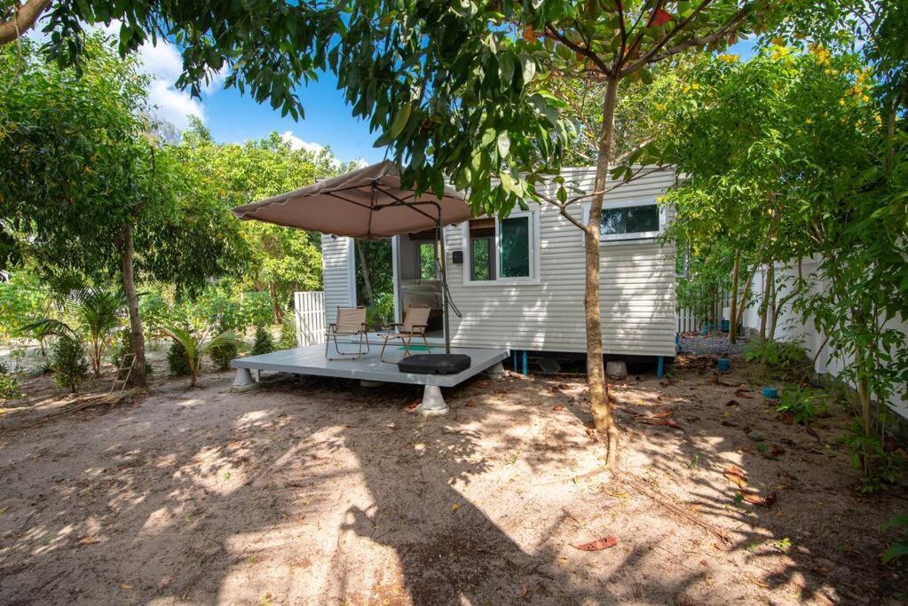 Brand New Beachfront & Secluded Tiny House Ferienhaus
